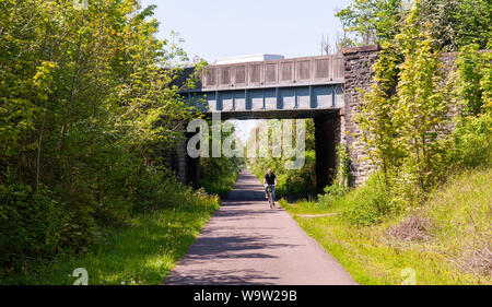 Bristol, Inghilterra, Regno Unito - 22 Maggio 2012: Un ciclista scorre attraverso il corridoio verde del Bristol e Bath percorso ferroviario trail. Foto Stock