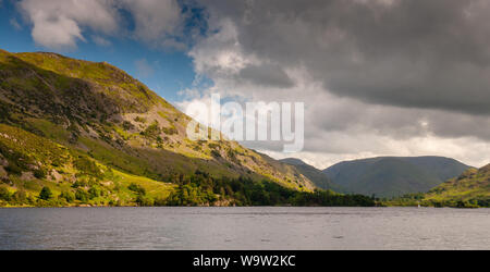 Luogo cadde mountain sorge dalla valle Patterdale e sulle sponde del lago di Ullswater in Inghilterra del Lake District. Foto Stock