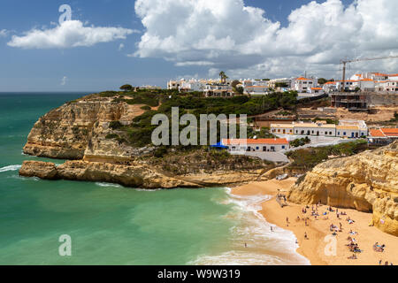 Praia de a Benagil presso la costa meridionale dell'Algarve, Portogallo. Foto Stock