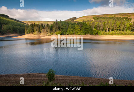 Sole di mattina risplende sulla Derwent serbatoio nel Derbyshire's Peak District. Foto Stock