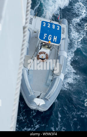 Ajaccio Corsica, 2019-08-04, Porto barca pilota lungo il lato di una barca di prelevare il pilota Foto Stock