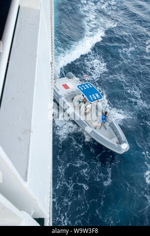 Ajaccio Corsica, 2019-08-04, Porto barca pilota lungo il lato di una barca di prelevare il pilota Foto Stock