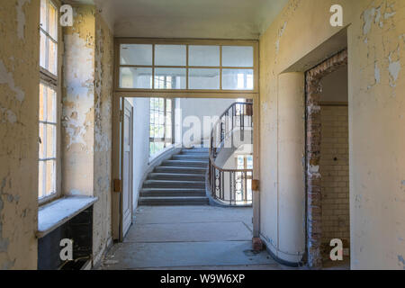 Corridoio per scale di ex sede storica caserma, abbandonata dall'esercito russo nel 1994, Wünsdorf, Germania Foto Stock