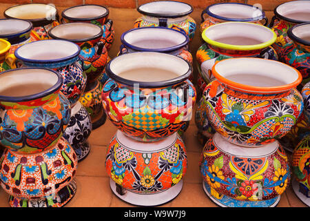 Display a colori di ceramica presso uno dei tanti negozi eclettici nell'arte colonia di Tubac, Arizona. Foto Stock