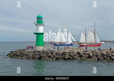 Barche a vela passando i fari all'ingresso al fiume Unterwarnow, Hanse-Sail, Warnemünde, Rostock, Meclemburgo-Pomerania Occidentale, Germania Foto Stock