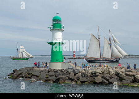 Barche a vela passando i fari all'ingresso al fiume Unterwarnow, Hanse-Sail, Warnemünde, Rostock, Meclemburgo-Pomerania Occidentale, Germania Foto Stock