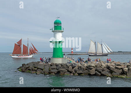 Barche a vela passando i fari all'ingresso al fiume Unterwarnow, Hanse-Sail, Warnemünde, Rostock, Meclemburgo-Pomerania Occidentale, Germania Foto Stock