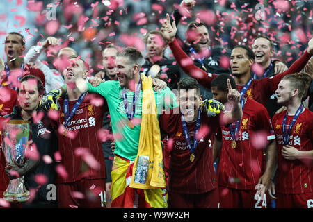 Team di Liverpool tenere alto il trofeo come si celebra il vincitore 2019 UEFA Super Coppa dopo aver sconfitto il Chelsea 5-4 su sanzioni a Vodafone Park. (Punteggio finale: Liverpool 5 - 4 Chelsea) Foto Stock