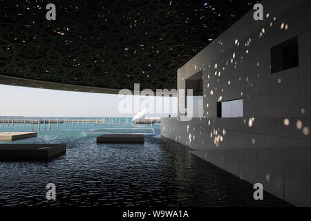 La vista dal di dentro al Louvre Abu Dhabi. --- Il Louvre Abu Dhabi è un'arte e museo della civiltà, situato ad Abu Dhabi, negli Emirati Arabi Uniti. Foto Stock