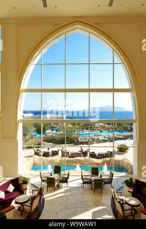 SHARM EL SHEIKH, Egitto - 28 novembre: la lobby del Melia Sharm Hotel ed i turisti in vacanza a novembre 28, 2012 a Sharm el Sheikh, Egitto. Fino Foto Stock