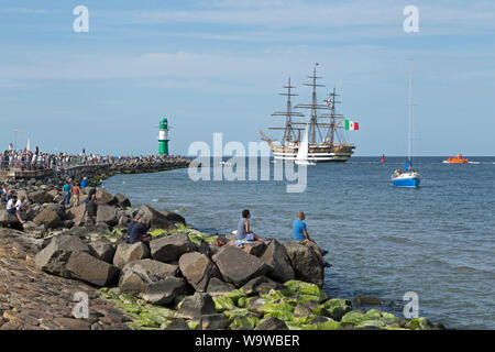 Taliana sail training ship Amerigo Vespucci passando faro all'ingresso al fiume Unterwarnow, Hanse-Sail, Warnemünde, Rostock, Mecklenburg-West Foto Stock