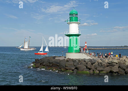 Barche a vela passando i fari all'ingresso al fiume Unterwarnow, Hanse-Sail, Warnemünde, Rostock, Meclemburgo-Pomerania Occidentale, Germania Foto Stock