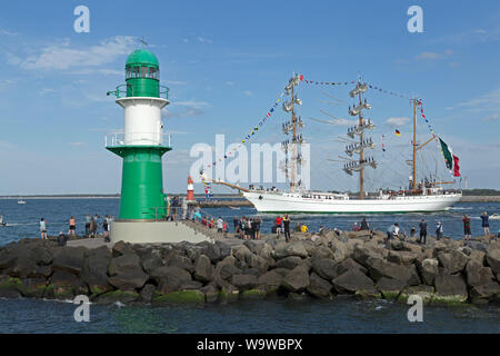 Corteccia messicana Cuauhtemoc lasciando Hanse-Sail con marinai in piedi su pali, Warnemünde, Rostock, Meclemburgo-Pomerania Occidentale, Germania Foto Stock