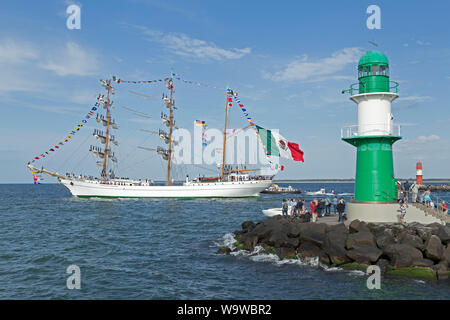 Corteccia messicana Cuauhtemoc lasciando Hanse-Sail con marinai in piedi su pali, Warnemünde, Rostock, Meclemburgo-Pomerania Occidentale, Germania Foto Stock