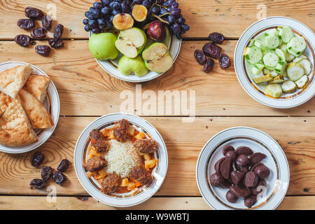 La tabella completa con cibi diversi. Yummy Tavola di Cena con verdure fresche, frutta, pane e dolci. Diversi tipi di alimenti Foto Stock