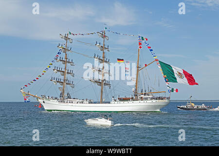 Corteccia messicana Cuauhtemoc lasciando Hanse-Sail con marinai in piedi su pali, Warnemünde, Rostock, Meclemburgo-Pomerania Occidentale, Germania Foto Stock