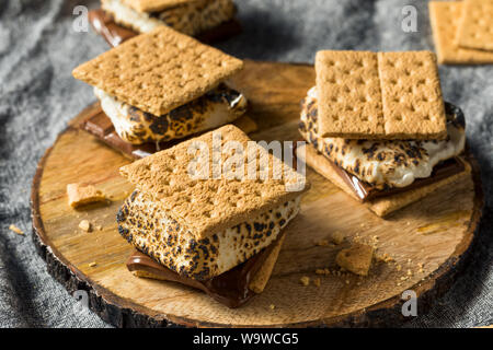 In casa Gooey Smores panini con cioccolato e marshmallow Foto Stock