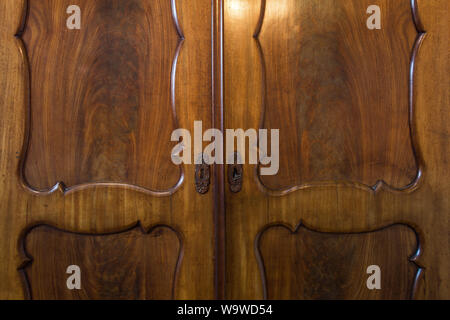 In legno marrone armadio antico porte, oak design di lusso Foto Stock