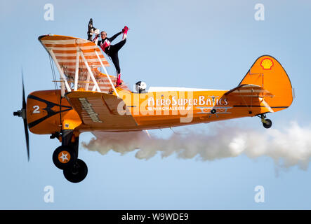 Eastbourne, Regno Unito. 15 ago 2019. Migliaia di visitatori a partecipare a questo popolare spettacolo aereo sul Regno Unito Sud costa. Flying visualizza e basato sul terreno entertainments forma questa quattro giorni di credito evento:Alan Fraser Foto Stock