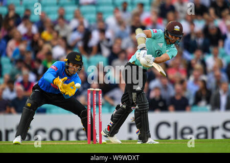 Londra, Regno Unito. Il 15 agosto, 2019. Ollie il Papa del Surrey Cricket Club (a destra) e Alex Carey di Sussex Cricket Club (sinistra) durante T20 vitalità Fixture Blast tra Surrey vs Sussex alla Kia Oval Cricket Ground giovedì, 15 agosto 2019 a Londra Inghilterra. Credito: Taka G Wu/Alamy Live News Foto Stock