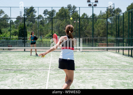 Due donne giocando padel outdoor Foto Stock