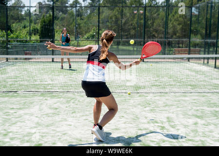 Due donne giocando padel outdoor Foto Stock