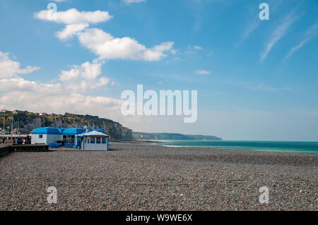 Un tempo tranquilla sulla spiaggia di Dieppe, Francia, in una bella giornata di primavera. Foto Stock