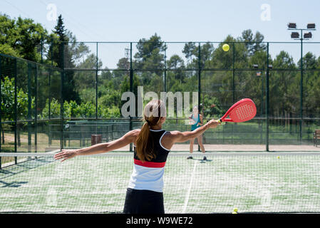 Due donne giocando padel outdoor Foto Stock