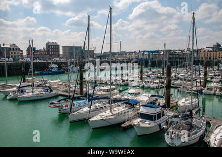 Varie Barche a vela e yacht e barche da diporto ormeggiate lungo il Henry IV quay in Dieppe marina, Normandia Francia. Foto Stock