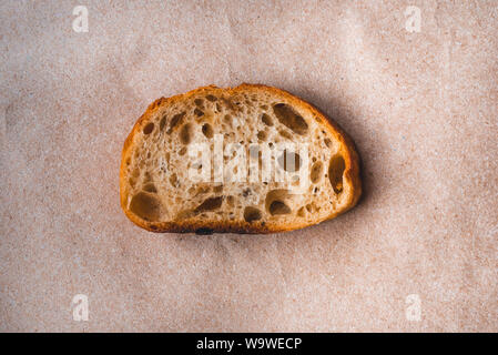 Fetta di pane bianco su carta. Foto Stock