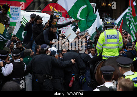 Londra, Regno Unito. 15 agosto 2019. La polizia a cavallo, i dimostranti e i manifestanti del Kashmir. Credito: Joe Kuis / Alamy News Foto Stock