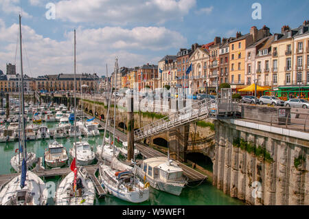 Varie Barche a vela e yacht e barche da diporto ormeggiate lungo il Henry IV quay in Dieppe marina, Normandia Francia. Foto Stock