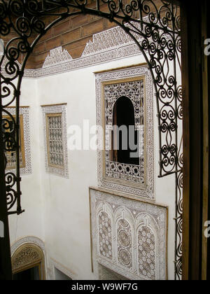 Marrakech Maroc Aprile 02,2010: facciata in un cortile di un Riad Casa con tradizionale arabo windows Foto Stock