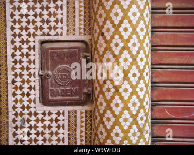Marrakech Maroc Aprile 02,2010: misuratore di energia elettrica su una parete con variopinte piastrelle Arabo Foto Stock