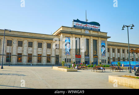 TEHRAN, IRAN - 25 ottobre 2017: la facciata di Tehran Stazione Ferroviaria, situato in Piazza Rahahan, su 25 Ottobre a Tehran. Foto Stock