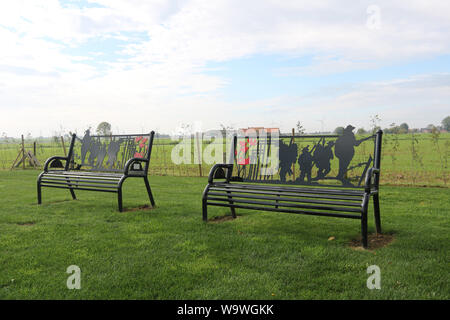 09/10/2017, Langemark-Poelkapelle, Belgio, Welsh Memorial 2 banchi avvistati presso il Memorial WW1, il drago rosso, costruita su un dolmen, sorge a metà Foto Stock