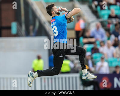 Londra, Regno Unito. 15 Agosto, 2019. Reece Topley bowling per Sussex squali contro Surrey nella vitalità T20 Blast corrispondono alla Kia ovale. David Rowe/Alamy Live News Foto Stock