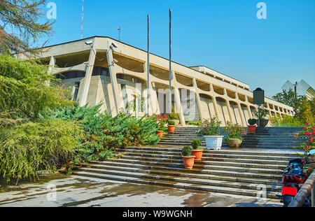 L'edificio del museo di tappeti di Teheran è stata progettata per recemble il tappeto telaio, si trova nella strada Fatemi, Iran Foto Stock