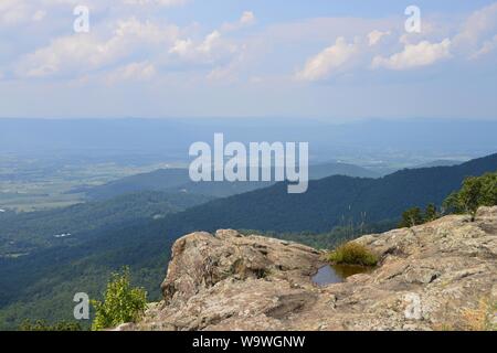 Vista della valle di Shenandoah dal Parco Nazionale di Shenandoah in Virginia, Stati Uniti d'America Foto Stock