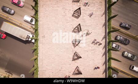 Mexiko Stadt, Messico. Il 15 agosto, 2019. Vista aerea su un ponte della "Foresta di Chapultepec' a sud-ovest del centro della capitale messicana. Nel 2019, il mondo parchi urbani organizzazione denominata questo parco più grandi città internazionali Park. I sette chilometri quadrati della "Foresta di Chapultepec' sono un polmone verde per milioni di abitanti di uno di America la più grande metropoli, l'organizzazione ha scritto. Credito: Carlos Ogaz/dpa/Alamy Live News Foto Stock