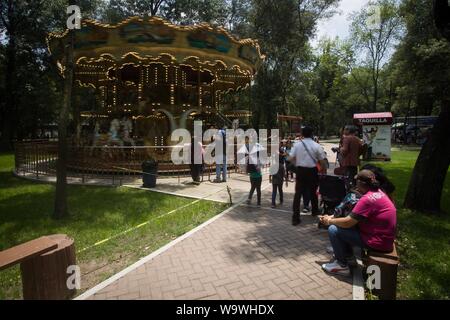 Mexiko Stadt, Messico. Il 15 agosto, 2019. La gente a piedi attraverso la "Foresta di Chapultepec'. Nel 2019, il mondo parchi urbani organizzazione denominata questo parco più grandi città internazionali Park. I sette chilometri quadrati della "Foresta di Chapultepec' sono un polmone verde per milioni di abitanti di uno di America la più grande metropoli, l'organizzazione ha scritto. Credito: Carlos Ogaz/dpa/Alamy Live News Foto Stock