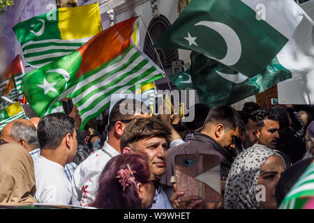 Londra, Regno Unito. Il 15 agosto 2019. Una grande folla protesta al di fuori dell'Alta Commissione Indiana, bloccando Aldwych sulla Indian Giorno di indipendenza contro gli arresti e le violazioni dei diritti umani nella regione del Kashmir. Vari gruppi è venuto per condannare il Primo Ministro Modi la revoca dell'articolo 370 della Costituzione indiana e per chiedere la libertà per il Kashmir che è stata occupata per molti anni da oltre 700.000 truppe indiane. Vogliono che i diritti del popolo del Kashmir e rispettate le risoluzioni delle Nazioni Unite implementata. Peter Marshall / Alamy Live News Foto Stock