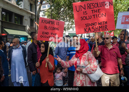 Londra, Regno Unito. Il 15 agosto 2019. Una grande folla protesta al di fuori dell'Alta Commissione Indiana, bloccando Aldwych sulla Indian Giorno di indipendenza contro gli arresti e le violazioni dei diritti umani nella regione del Kashmir. Vari gruppi è venuto per condannare il Primo Ministro Modi la revoca dell'articolo 370 della Costituzione indiana e per chiedere la libertà per il Kashmir che è stata occupata per molti anni da oltre 700.000 truppe indiane. Vogliono che i diritti del popolo del Kashmir e rispettate le risoluzioni delle Nazioni Unite implementata. Peter Marshall / Alamy Live News Foto Stock