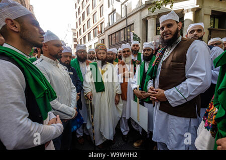 Londra, Regno Unito. Il 15 agosto 2019. Una grande folla protesta al di fuori dell'Alta Commissione Indiana, bloccando Aldwych sulla Indian Giorno di indipendenza contro gli arresti e le violazioni dei diritti umani nella regione del Kashmir. Vari gruppi è venuto per condannare il Primo Ministro Modi la revoca dell'articolo 370 della Costituzione indiana e per chiedere la libertà per il Kashmir che è stata occupata per molti anni da oltre 700.000 truppe indiane. Vogliono che i diritti del popolo del Kashmir e rispettate le risoluzioni delle Nazioni Unite implementata. Peter Marshall / Alamy Live News Foto Stock