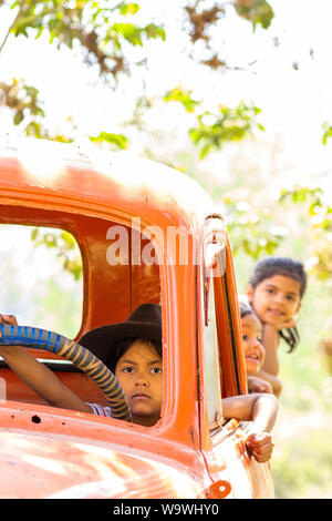 Bambina giocando a guidare i camion Cargo Foto Stock