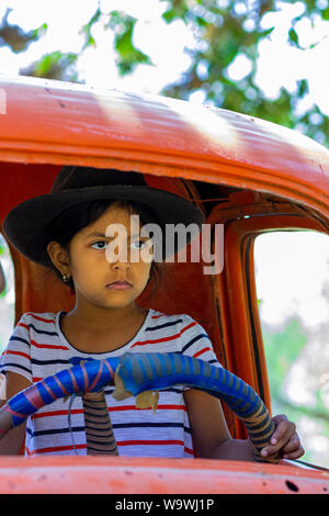 Bambina giocando a guidare i camion Cargo Foto Stock