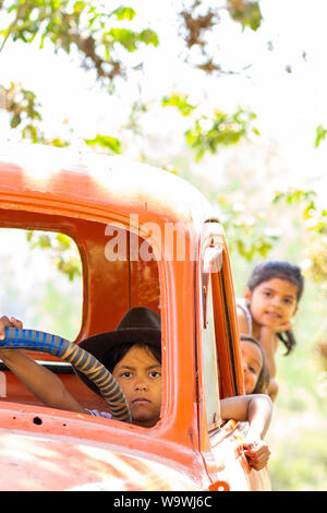 Bambina giocando a guidare i camion Cargo Foto Stock