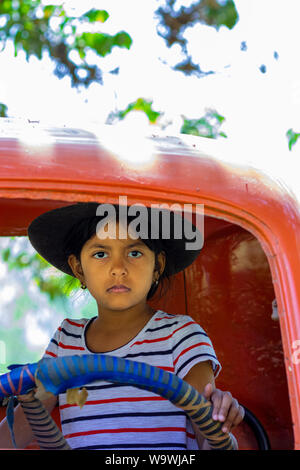 Bambina giocando a guidare i camion Cargo Foto Stock