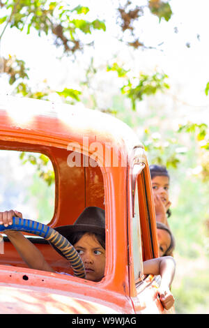 Bambina giocando a guidare i camion Cargo Foto Stock