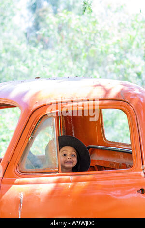 Bambina giocando a guidare i camion Cargo Foto Stock